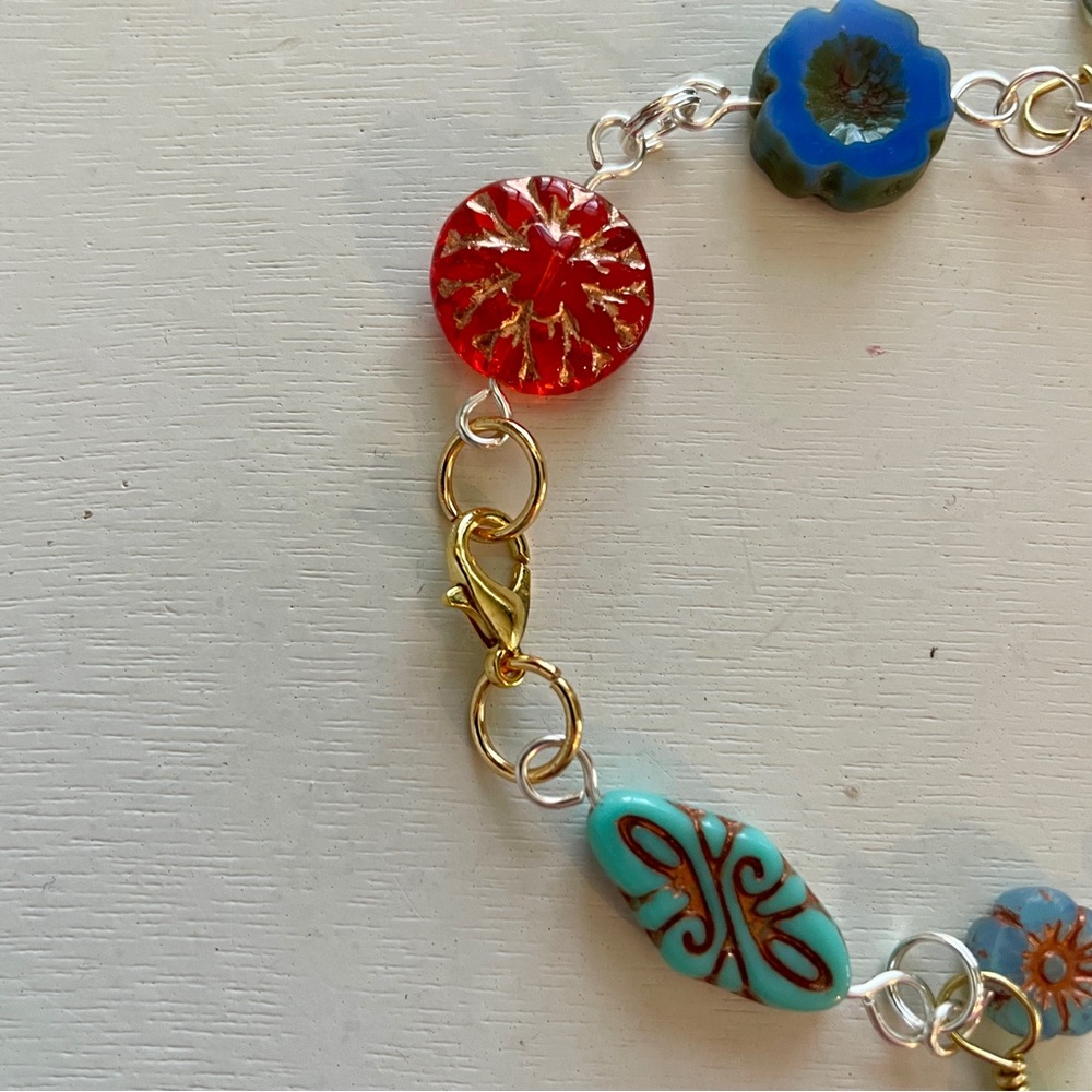 NWOT Colorful Floral and Leaf Beaded Charm Bracelet - Picture 3 of 5